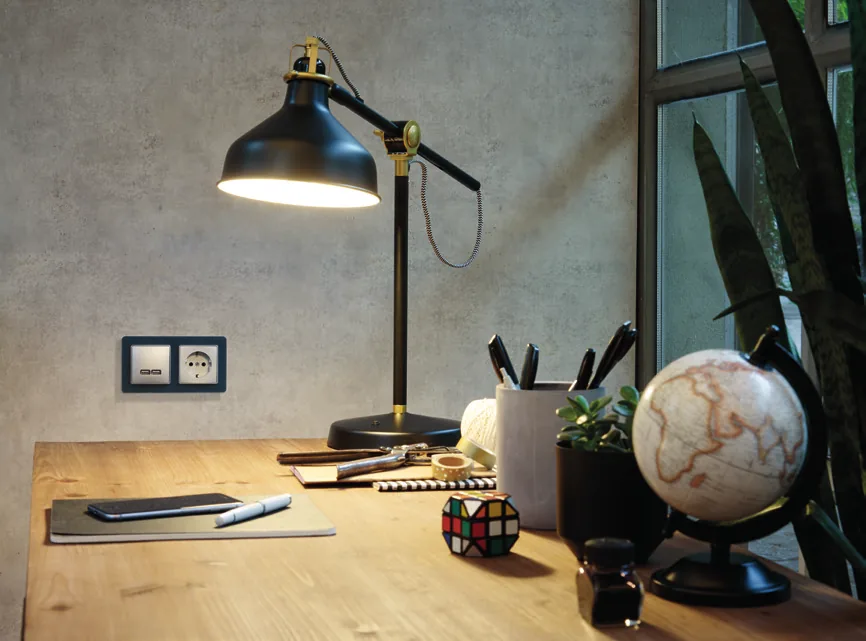 Розетка з USB та силова розетка Sedna Design біля робочого столу