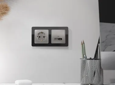 Силова розетка та розетка з USB Sedna Design над столом