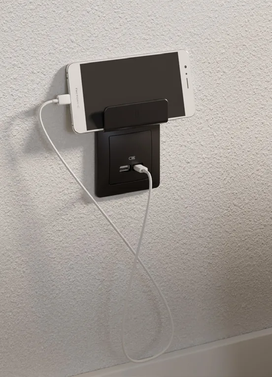 Розетка Sedna Design з USB заряджає телефон